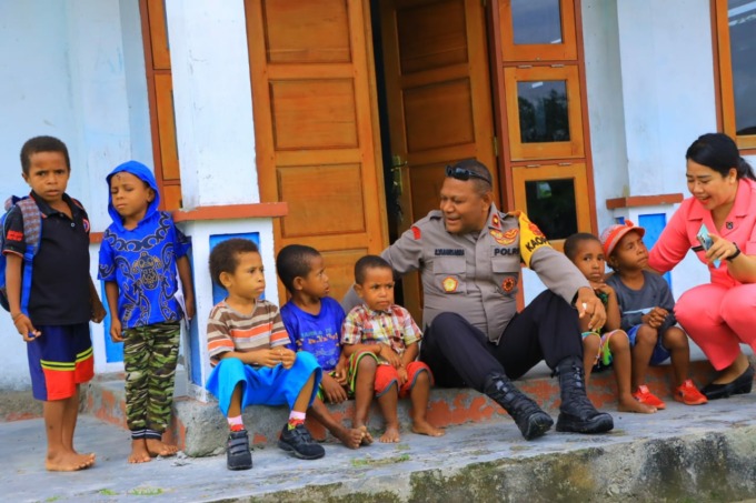 Bhayangkari Polres Yalimo Bagikan Bantuan Kepada Anak-anak