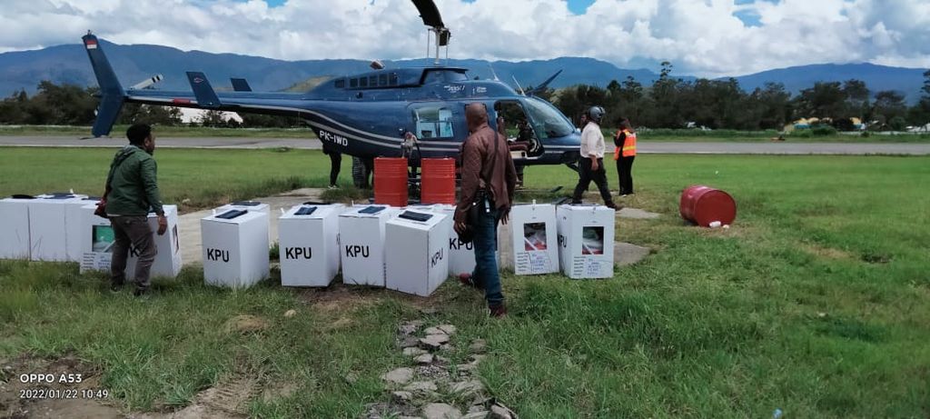 KPU Yalimo Distribusi Logistik dengan Helikopter
