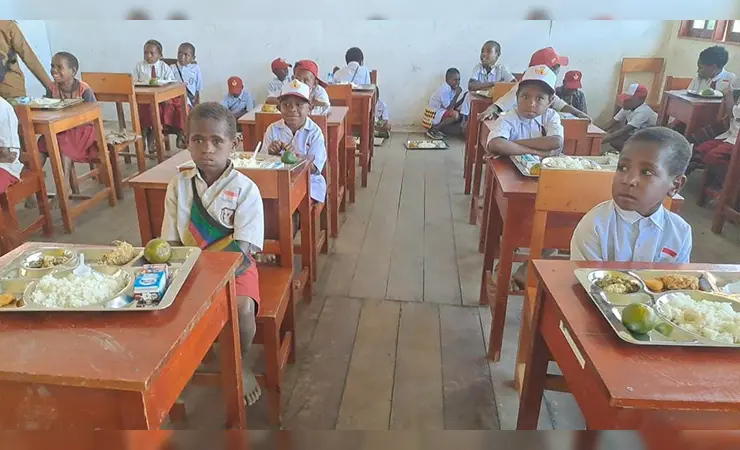 Makanan Bergizi Gratis Perdana untuk Pelajar di Papua