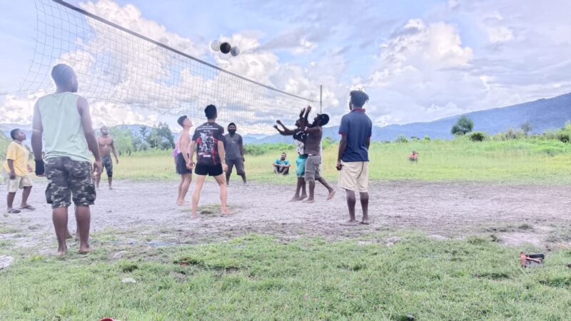Jaga Kebugaran Satgas Yonif 641 Gelar Olahraga Bola Voli