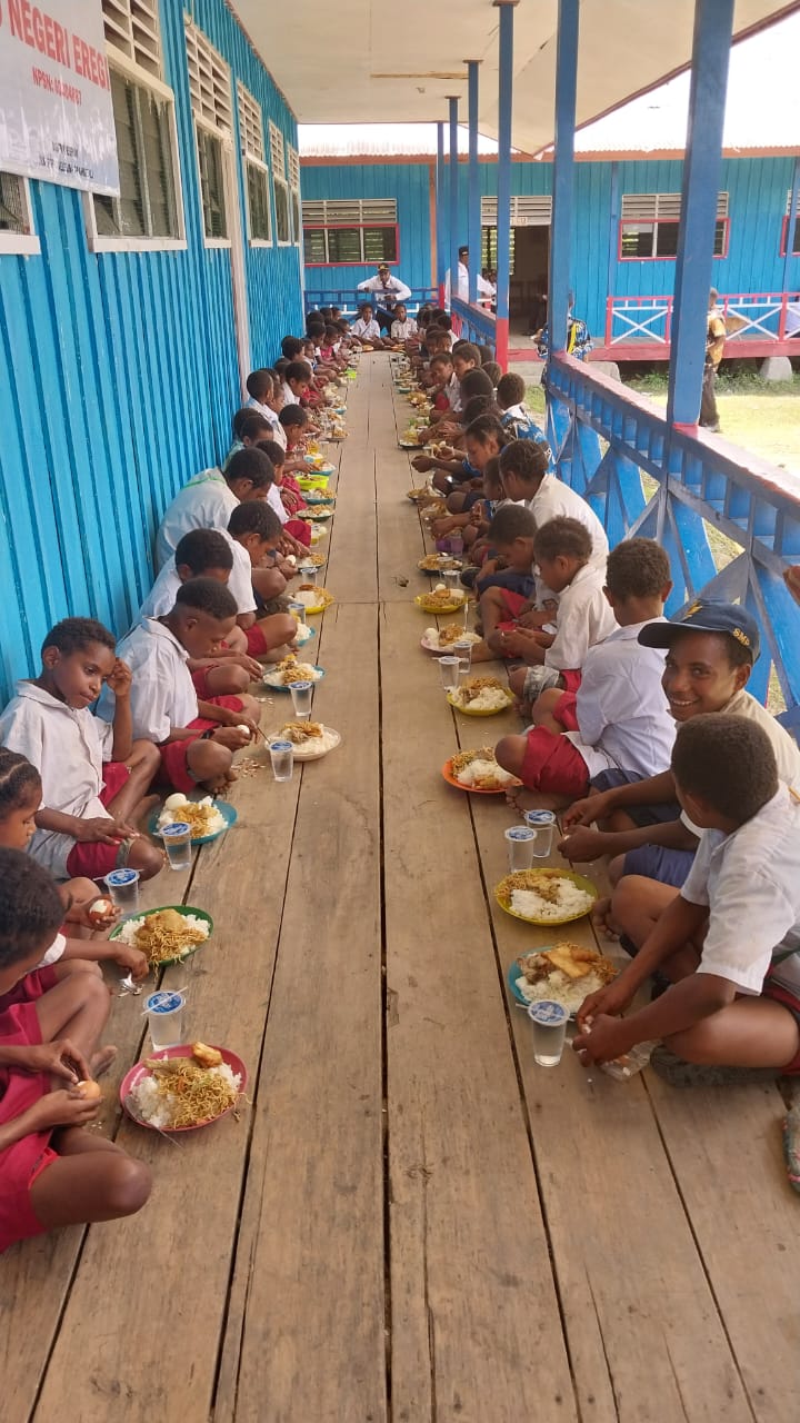 Paket Gizi untuk Murid SD-SMP Negeri Eregi Distrik Elelim