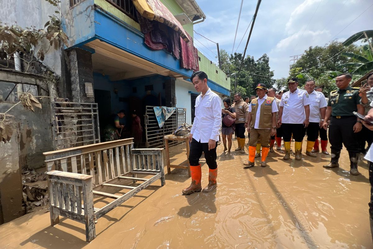 Gibran Bagikan Sembako ke Korban Terdampak Banjir