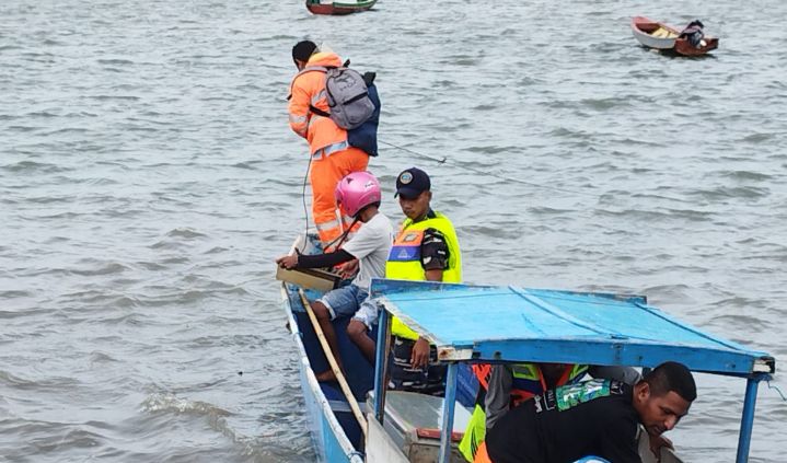 Lanal Saumlaki Bersama Tim SAR Cari Korban Tenggelam
