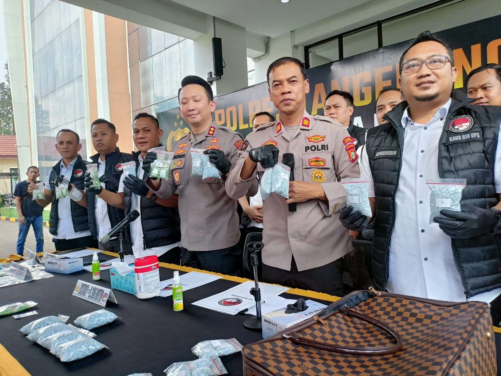 Penyelundupan Ribuan Butir Ekstasi dari Malaysia Terbongkar