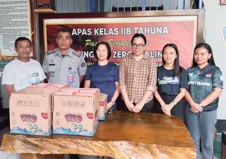 SMPN 1 Tahuna Berbagi Kasih di Bulan Ramadan