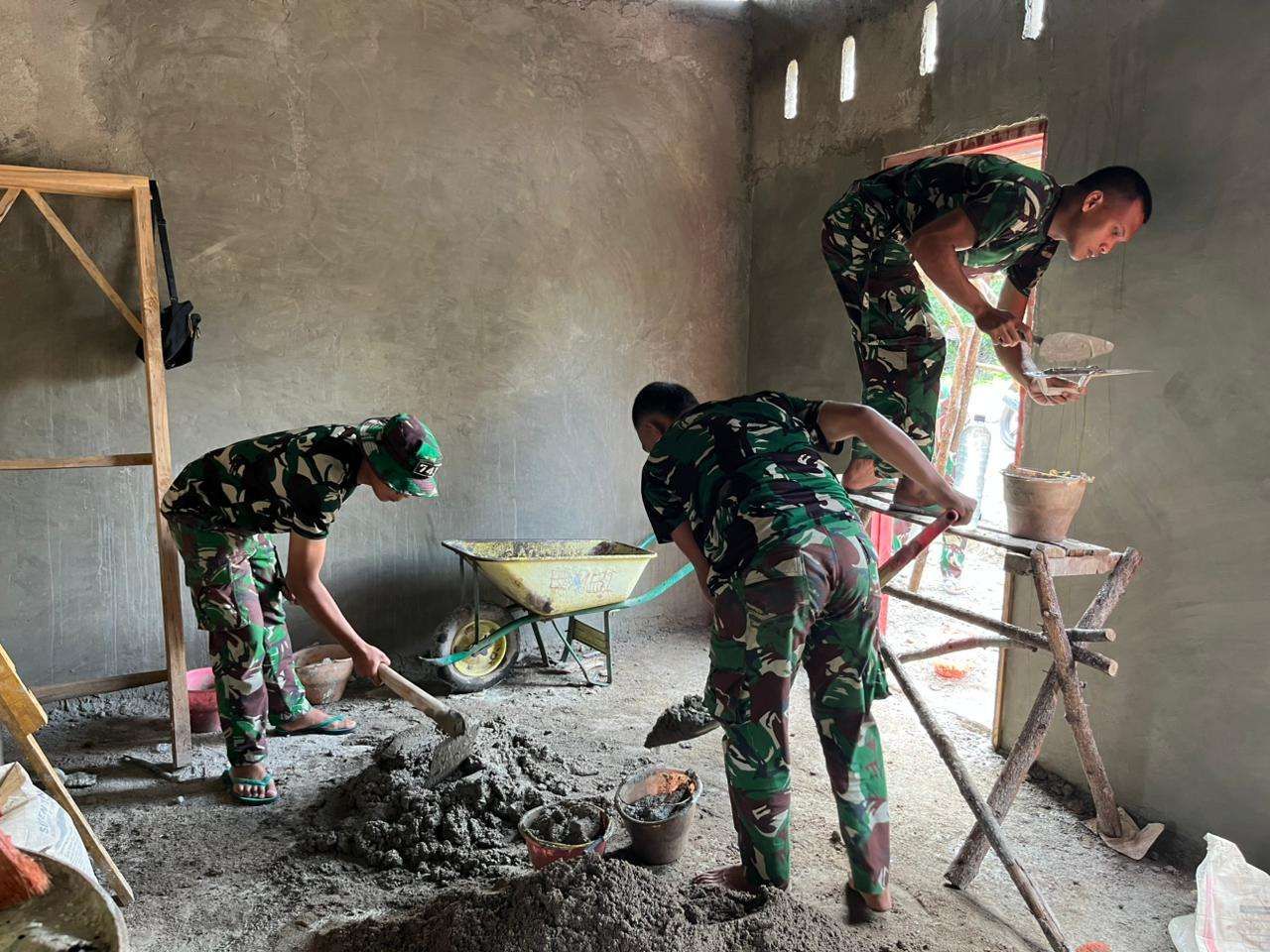 TNI Renovasi Rumah Warga Perbatasan di Belu