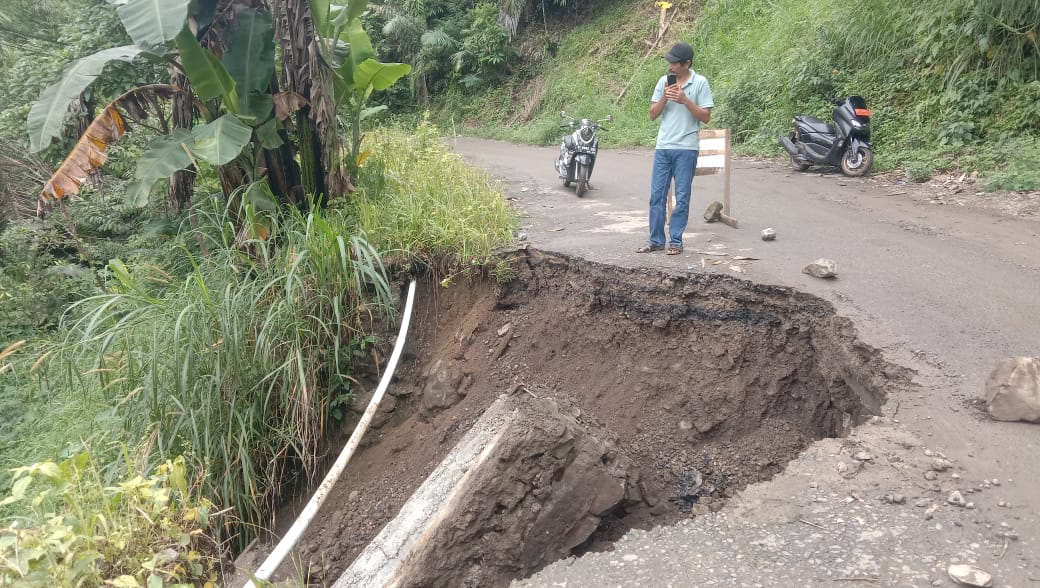 Longsor Tutup