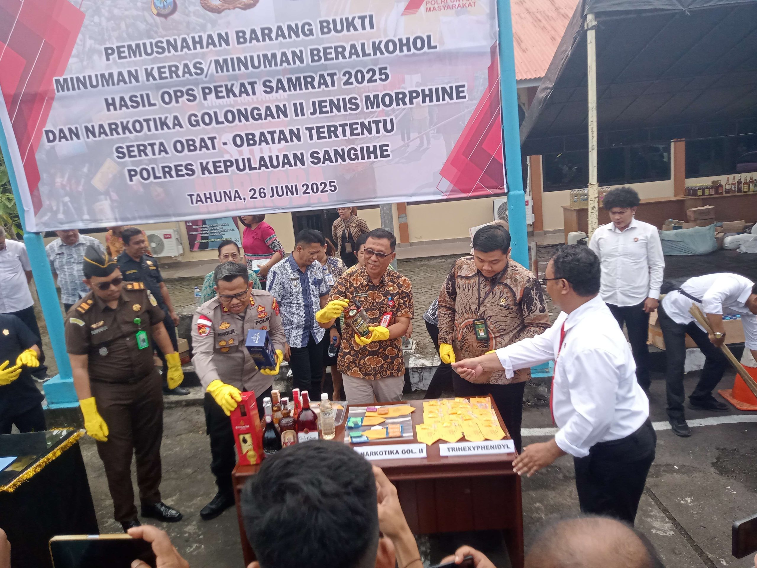 Polres Sangihe Musnahkan Ribuan Botol Miras Ilegal