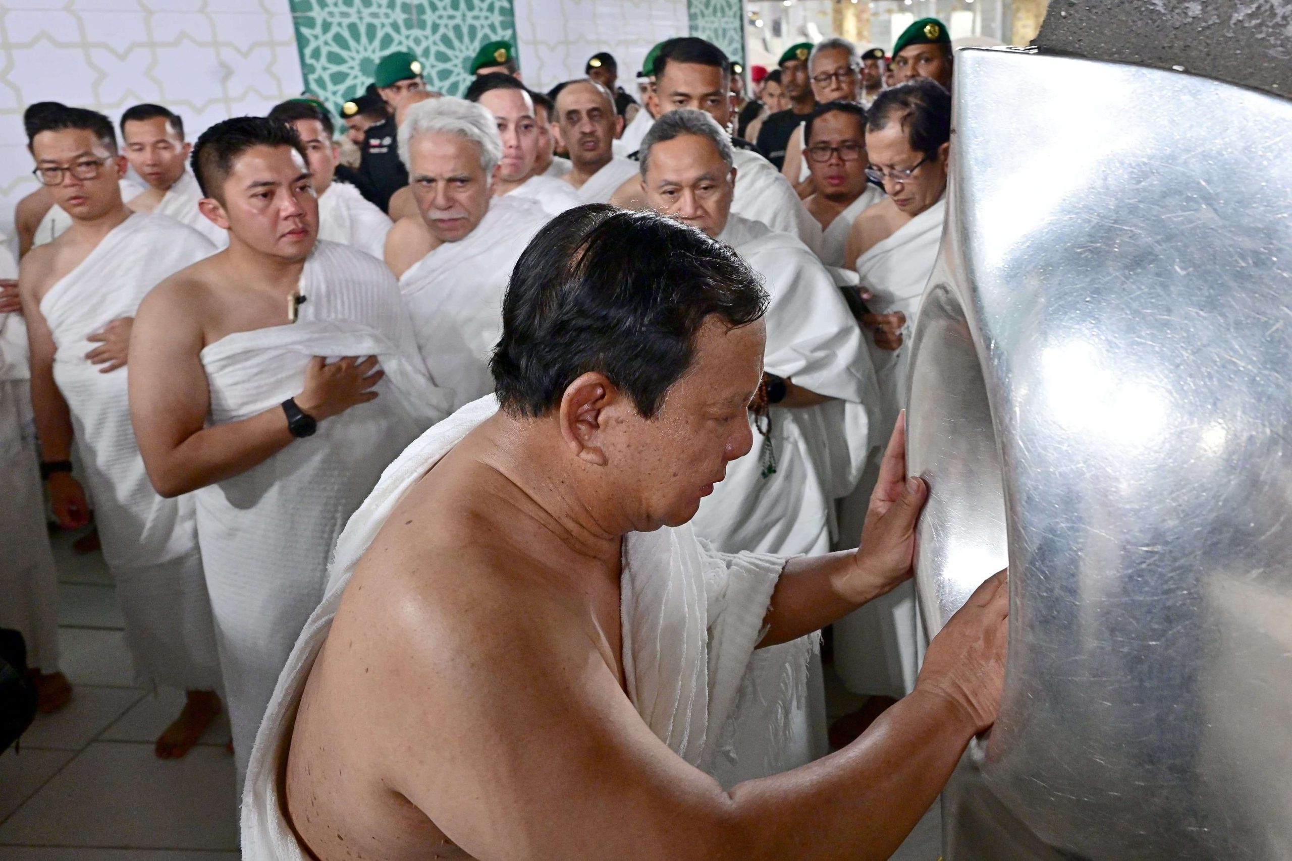 Laksanakan Umrah, Presiden Prabowo Cium Hajar Aswad