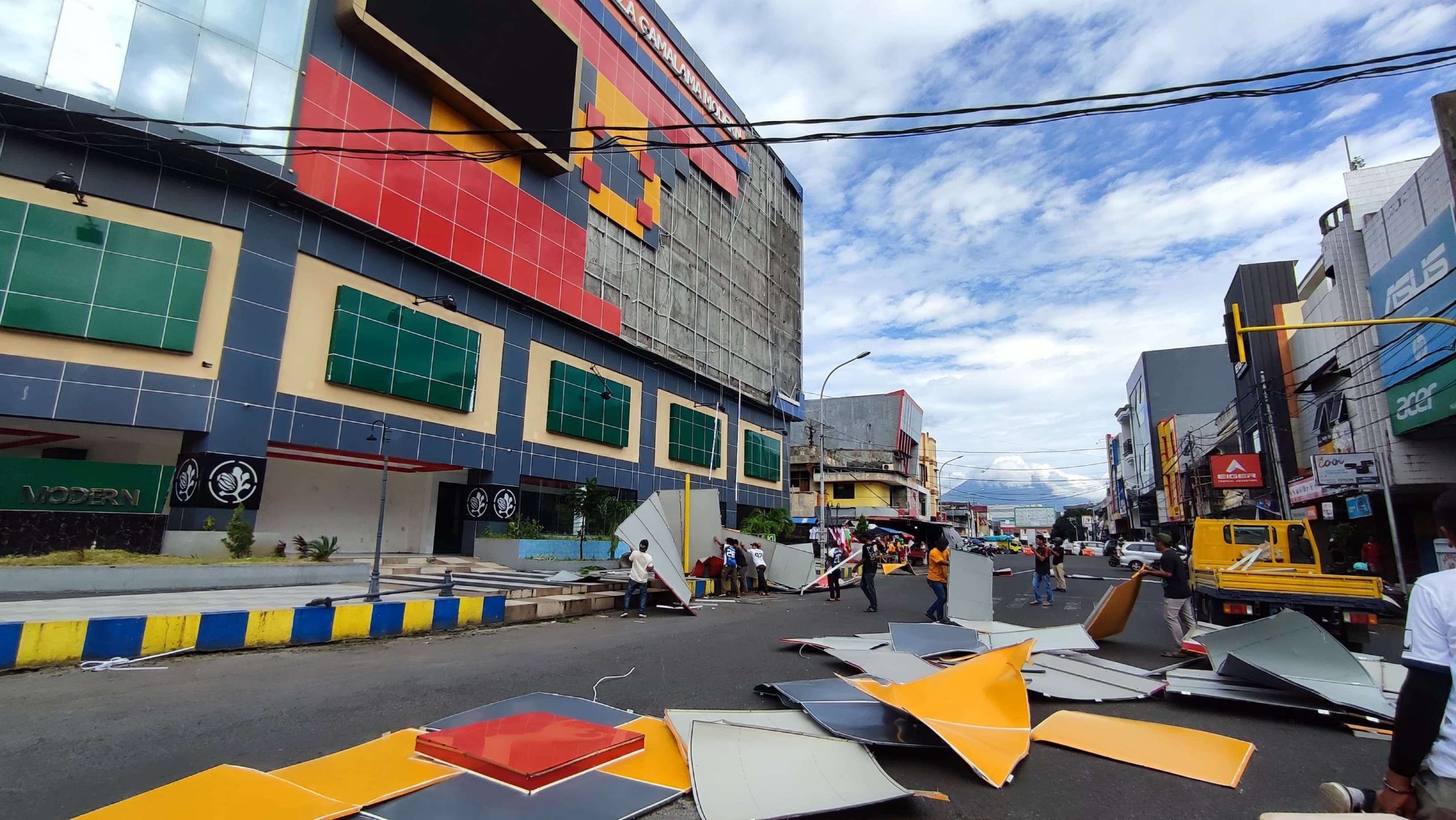 Panel ACP Plaza Gamalama Modern Ternate Ambruk